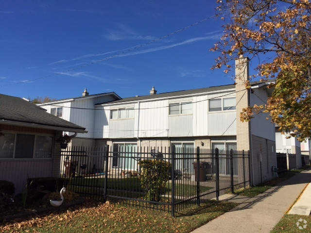 Building Photo - Parklane Townhouses