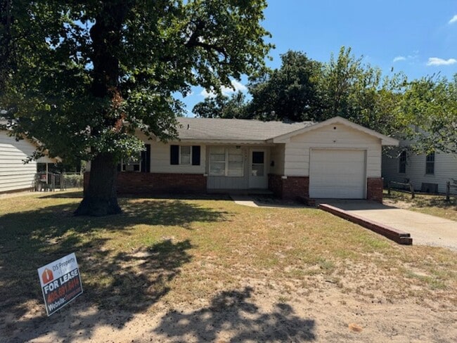 Photo - 3 bed 1.5 baths in Bethany!