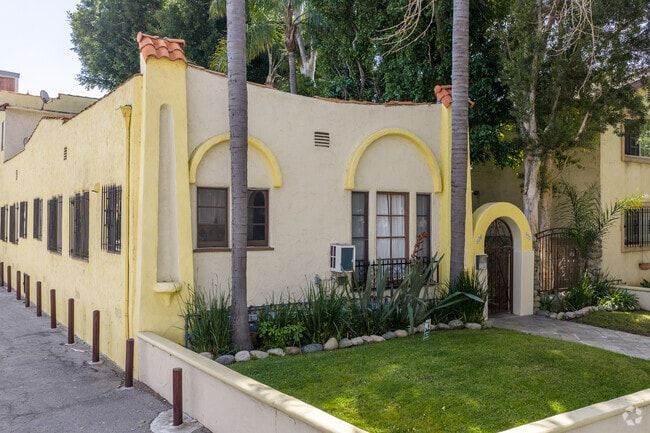 Building Photo - 632 N Sycamore Ave