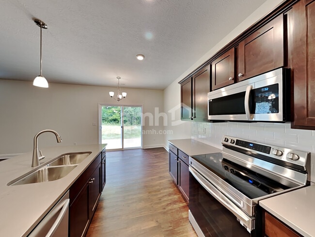 Photo - 1240 Hill Rd N