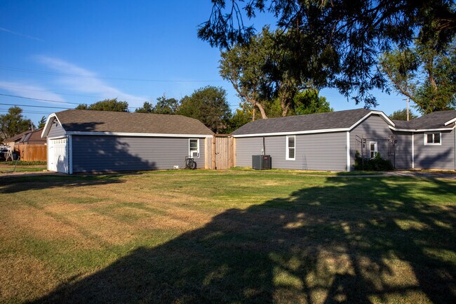 Photo - 1105 Main St