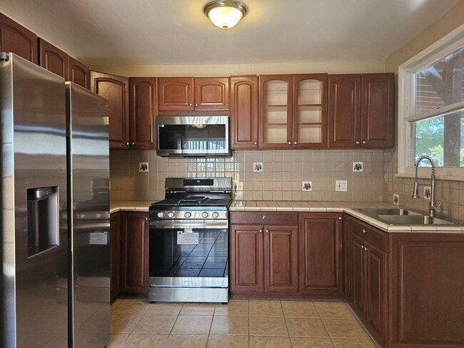 Photo - 4 Bedrooms and 3 Bathrooms in Winnetka