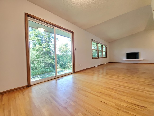 Photo - 2011 Edgewood Ct SW