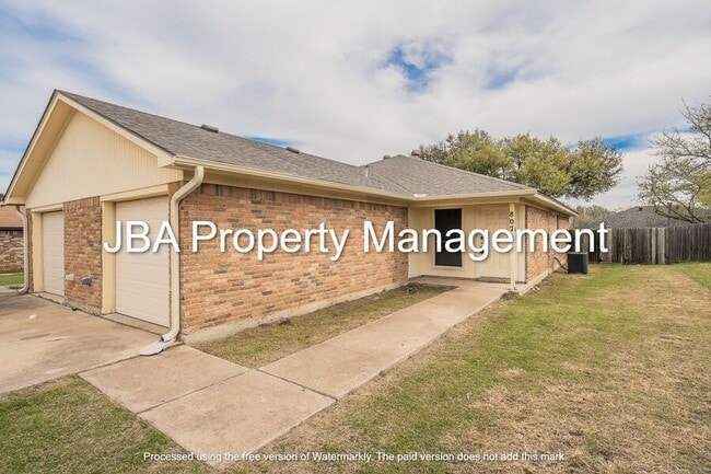 Photo - 807 White Rock St