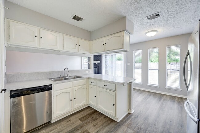 Photo - 10102 Crescent Moon Dr