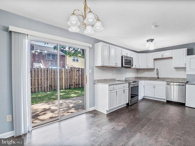 Photo - FREDERICKSBURG - NEAR DOWNTOWN AND SPOTSYLVANIA MALL!
