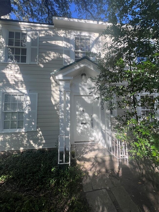 Photo - 305 Moore Blvd
