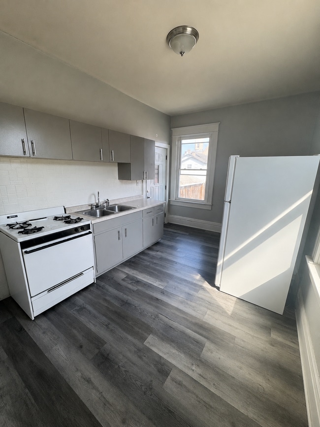 Building Photo - 804/806 Brown St Unit 804-3