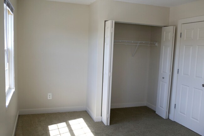 Photo - 736 Pinckney Ct NW