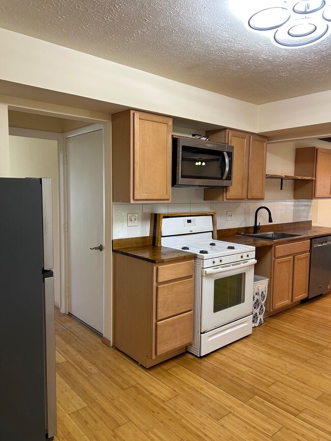 Photo - 3 Bedrooms One Floor Ranch House with 2 car attached garage in Lyndhurst