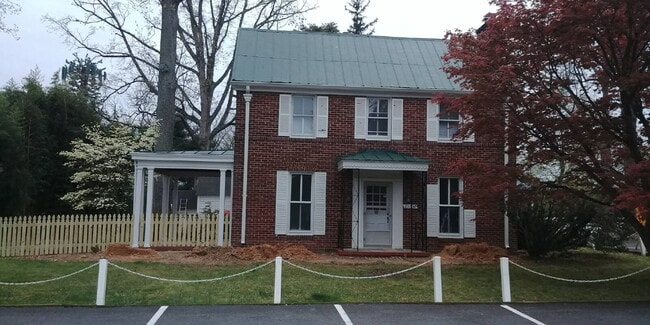 Building Photo - "Charming 4-Bed Gaithersburg Haven: Spacious 3,330 Sq. Ft. Home with Granite Countertops & Gleami...