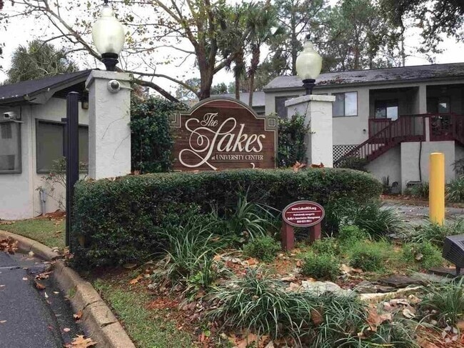 Building Photo - 2 Bedroom 2 1/2 bath in the Lakes Townhome...