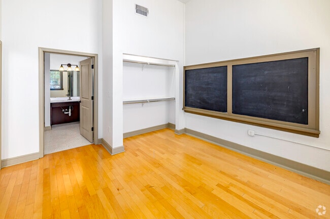 2BR, 2BA - 881SF - Primary Bedroom