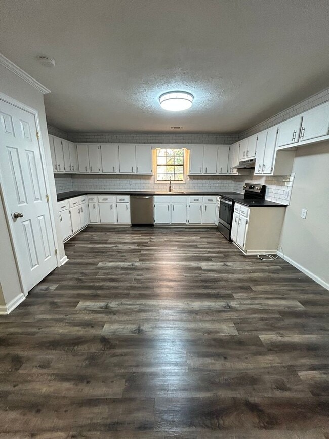 Photo - 596 N McLemore Ave