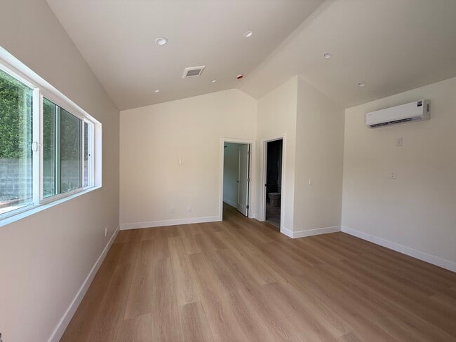 Living room - 4931 Placidia Ave Apartments Unit 4933