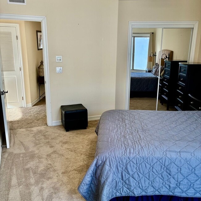 Photo - #110: WHITE HOUSE - UNOFFICIAL (JEFF GINSBURG ROOMMATES) Unit UPSTAIRS S/E ROOM