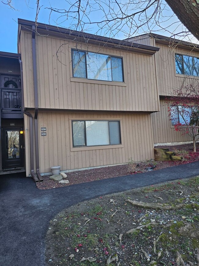 Building Photo - FOX HILL!!! Beautiful Two Bedroom Condo available now for immediate move in!!!