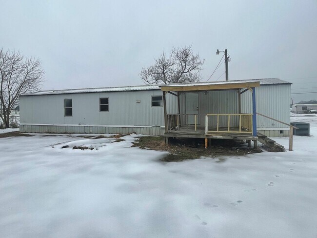 Photo - Country living with spacious front and backyard - 3 beds/ 2bath available now