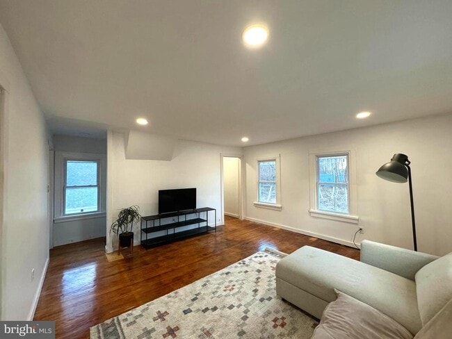 Building Photo - 102 Montgomery Ave Unit A