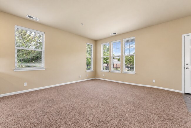 Photo - 275 La Rue Ave Unit D