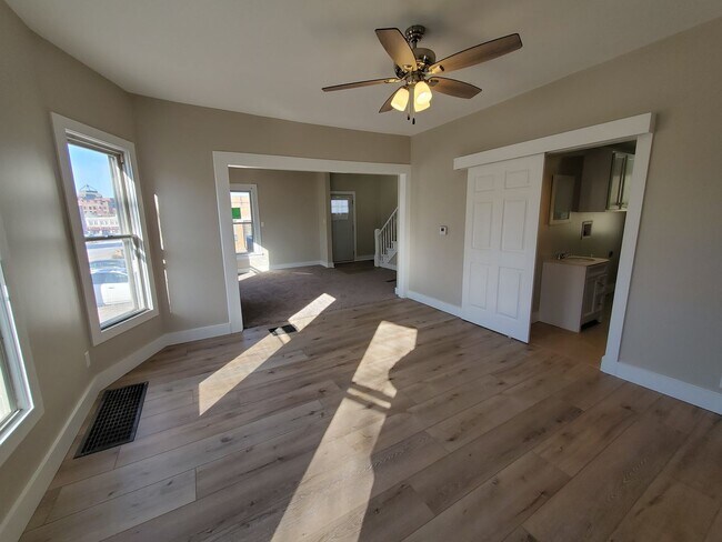 Photo - Large 4 Bedroom House in Moline