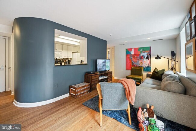 Photo - 1619 R St NW Unidad LL3