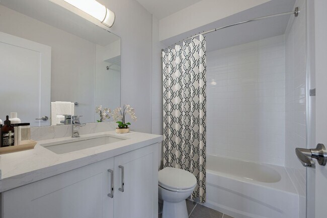 Photo - 122 Bronte St S