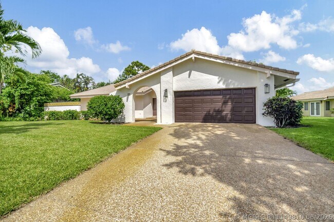 Photo - 804 Foxpointe Cir