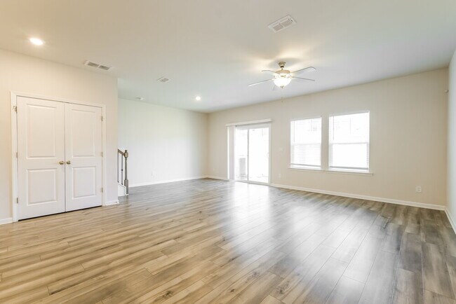 Photo - 1672 Villageside Ct