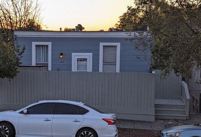 121 Santa Fe Ave Unit A