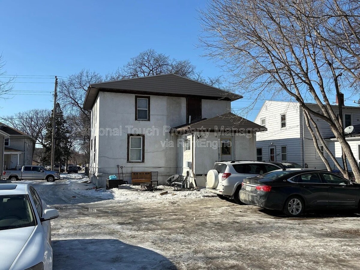 Photo - 1235-11 1/2 11 1/2 St N