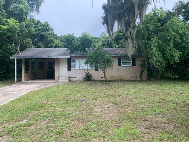 Building Photo - 3 Bed 1 Bath Home With Carport | Pet Frien...