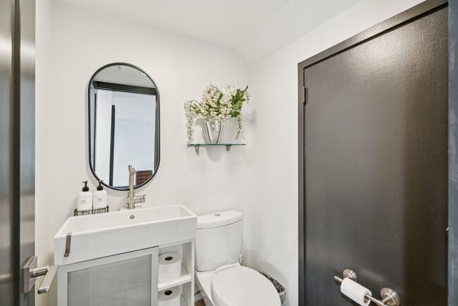 Building Photo - Fully Updated Move-In-Ready Townhouse