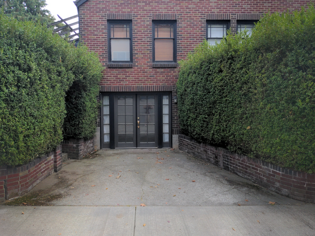 West Seattle Tudor - West Seattle Tudor Apartment Unit B