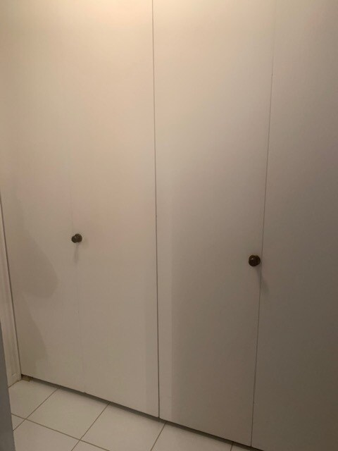 Cerrado puerta de un armario de lavadora/secadora - 6501 S Sawgrass Dr