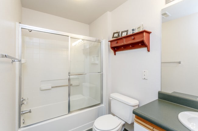 2BR, 2BA - 975 SF
