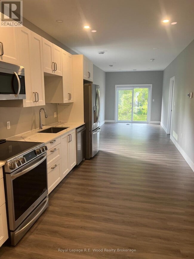 Photo - 335 John St S