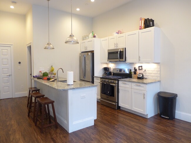 Building Photo - 1884 Washington St