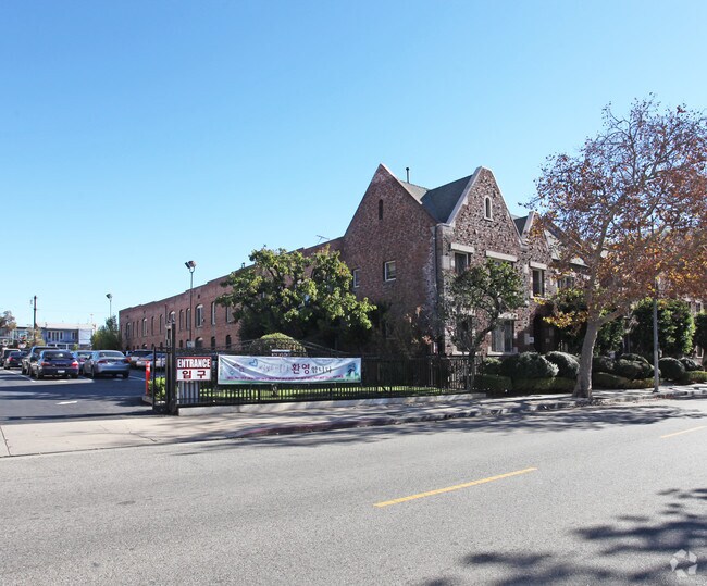 Edgemont & Banbury Manor Apartments For Rent in Los Angeles, CA