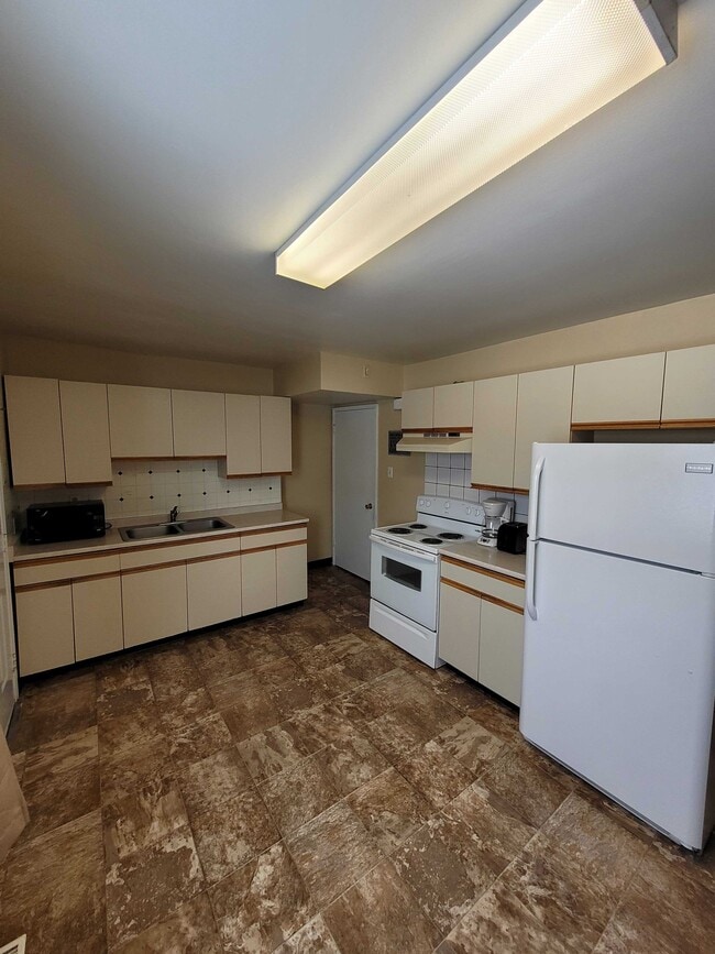 Building Photo - 54 Little Wedeene St