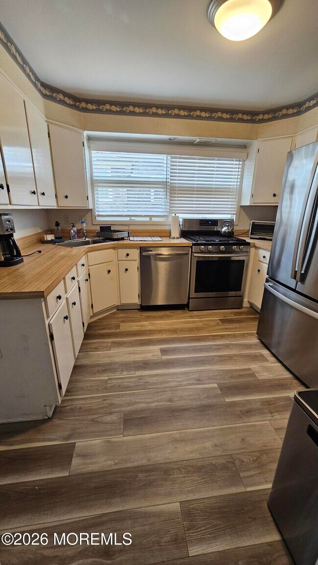 Photo - 10 E St