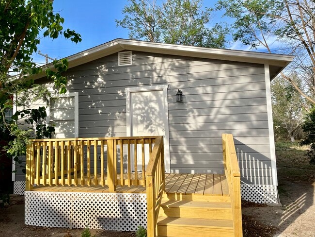 Front exterior - 676 W Robertson St