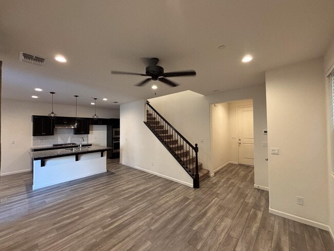 Photo - 827 Fir St W
