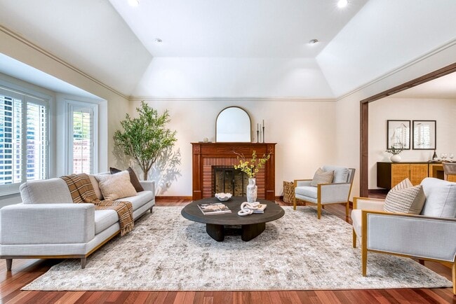 Photo - 8 Racquet Ct