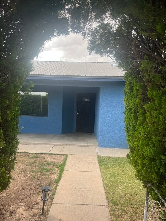 595 N San Pedro St