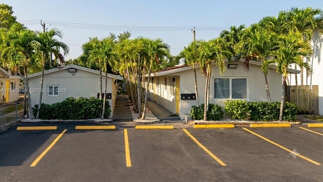 Building Photo - 2160 NW 29th St Unit 6