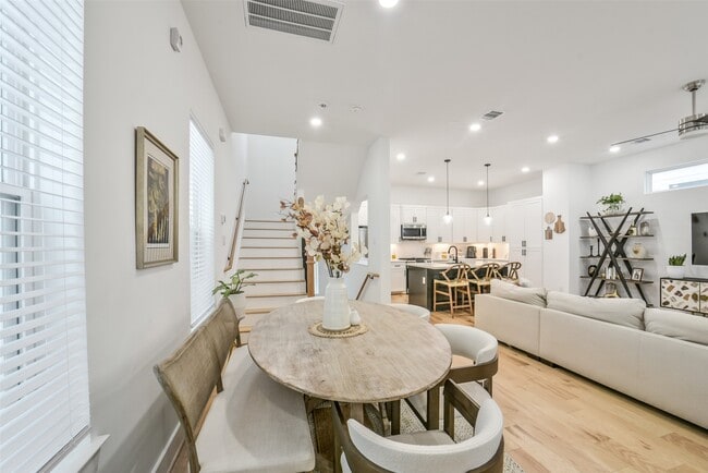 Photo - 718 W Donovan St