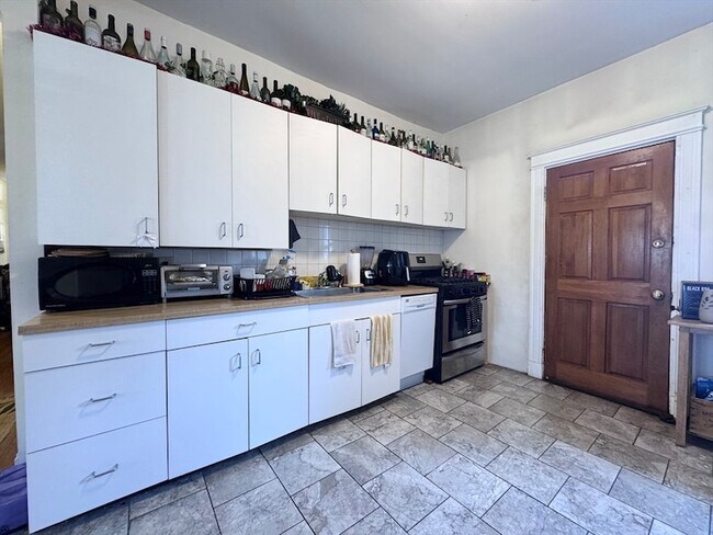 Building Photo - 260 Aspinwall Ave Unit 1