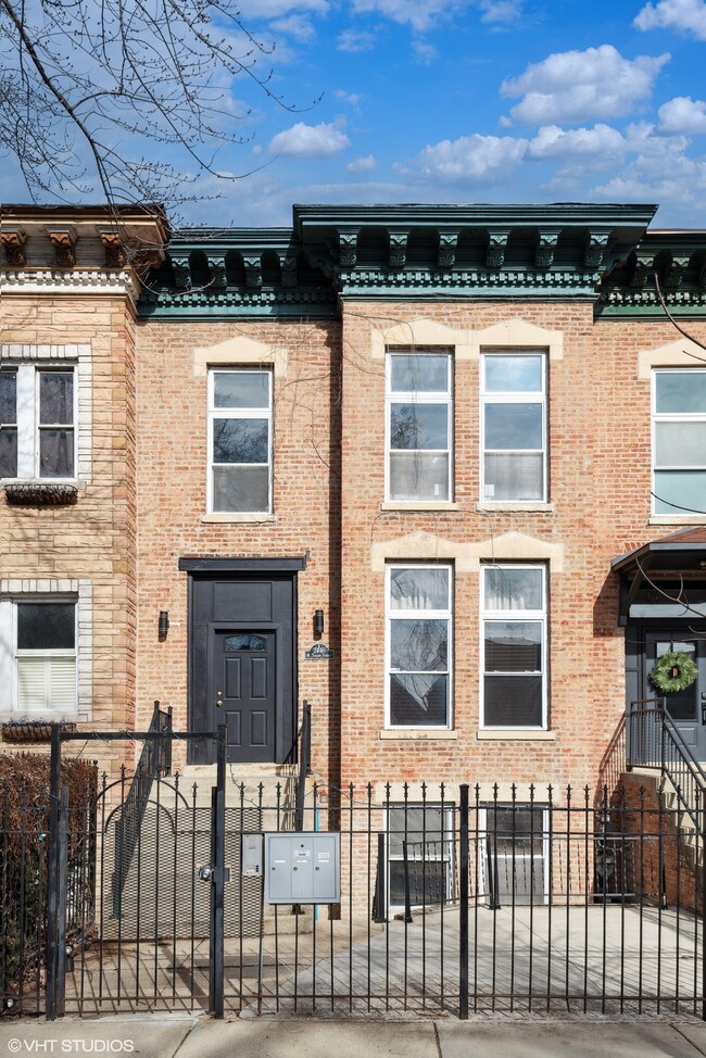 Building Photo - 2446 W Taylor St Unit 1