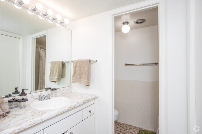 2BR, 2BA - 1,130 SF